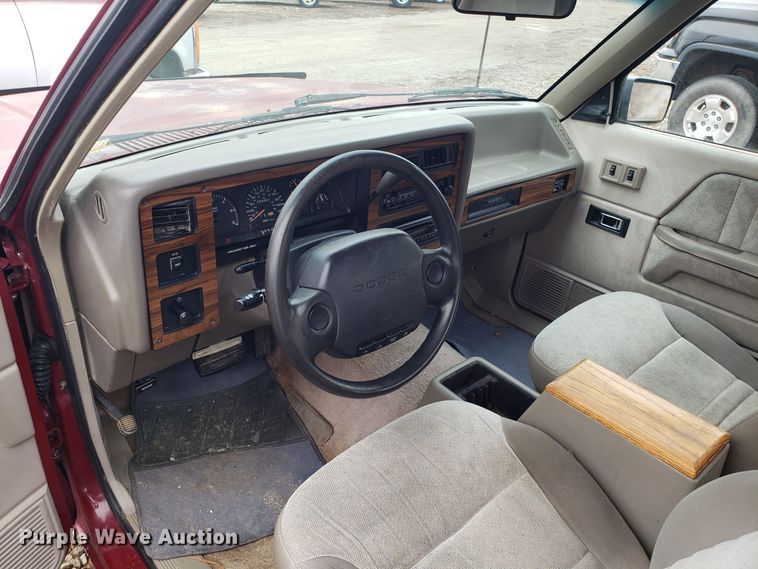 image for item L1471 1995 Dodge Dakota Club Cab pickup truck