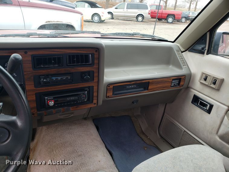 image for item L1471 1995 Dodge Dakota Club Cab pickup truck