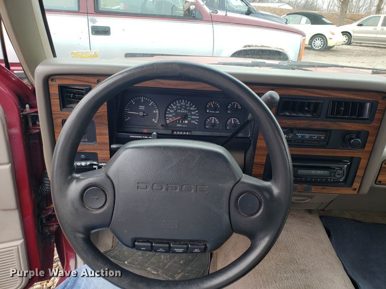 image for item L1471 1995 Dodge Dakota Club Cab pickup truck