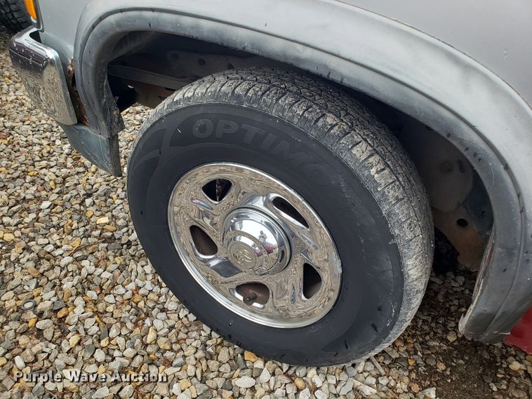 image for item L1471 1995 Dodge Dakota Club Cab pickup truck