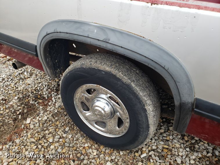 image for item L1471 1995 Dodge Dakota Club Cab pickup truck