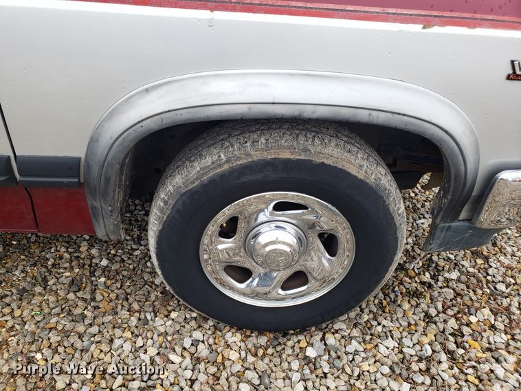 image for item L1471 1995 Dodge Dakota Club Cab pickup truck