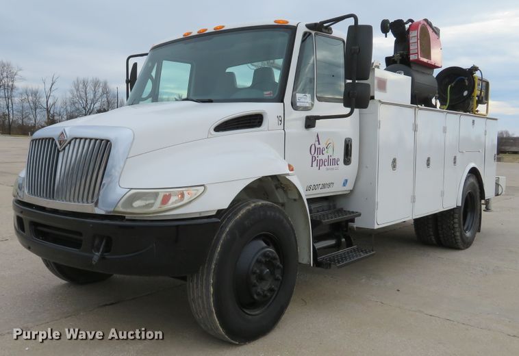 image for item DI2031 2003 International 4300 service truck with crane