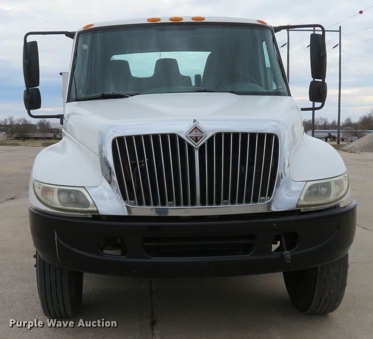 image for item DI2031 2003 International 4300 service truck with crane