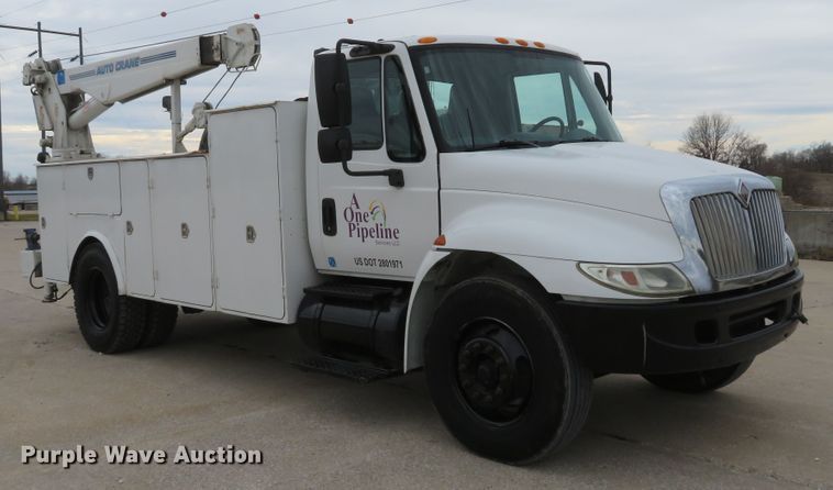 image for item DI2031 2003 International 4300 service truck with crane