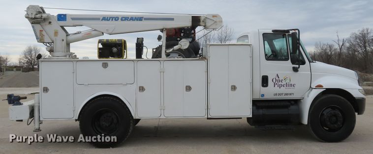 image for item DI2031 2003 International 4300 service truck with crane