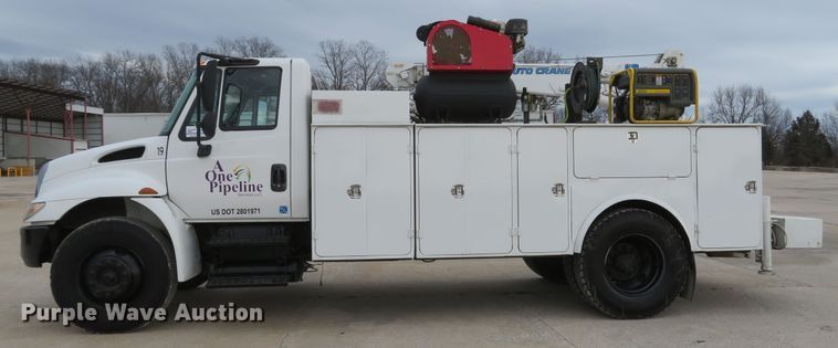 image for item DI2031 2003 International 4300 service truck with crane