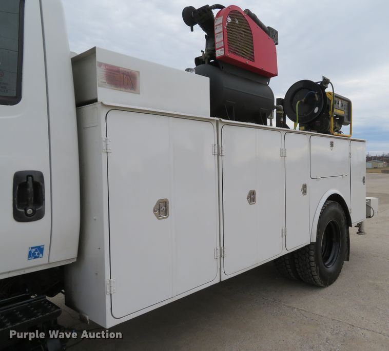 image for item DI2031 2003 International 4300 service truck with crane