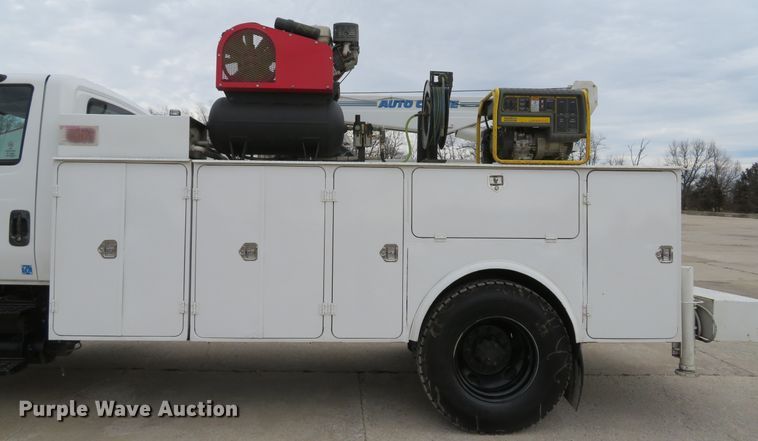 image for item DI2031 2003 International 4300 service truck with crane