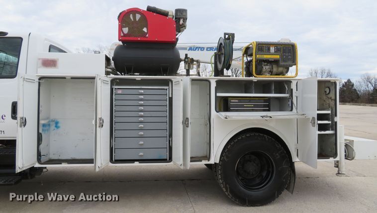 image for item DI2031 2003 International 4300 service truck with crane