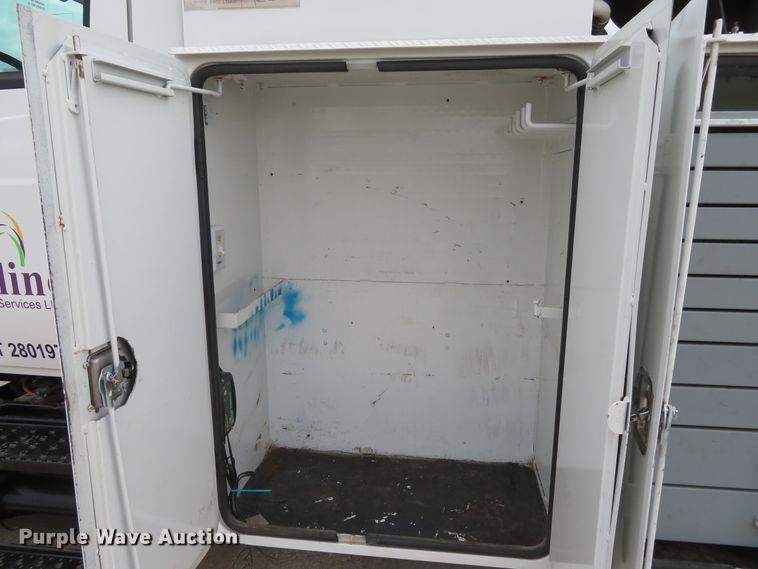 image for item DI2031 2003 International 4300 service truck with crane