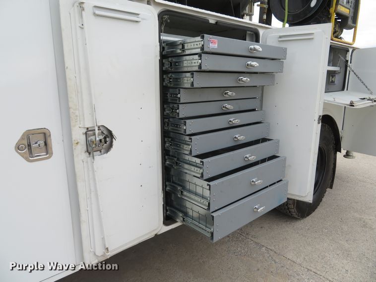 image for item DI2031 2003 International 4300 service truck with crane