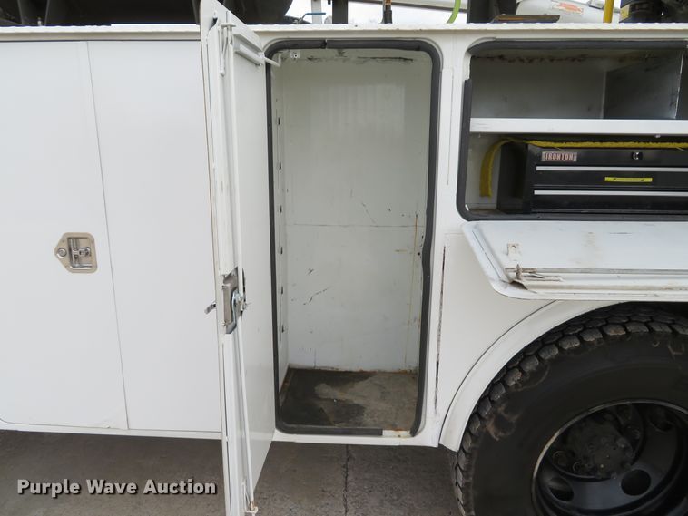 image for item DI2031 2003 International 4300 service truck with crane