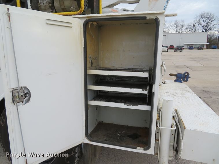 image for item DI2031 2003 International 4300 service truck with crane