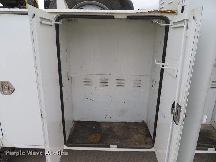 image for item DI2031 2003 International 4300 service truck with crane