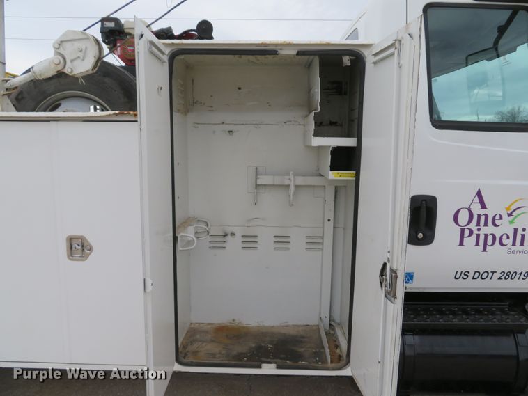 image for item DI2031 2003 International 4300 service truck with crane