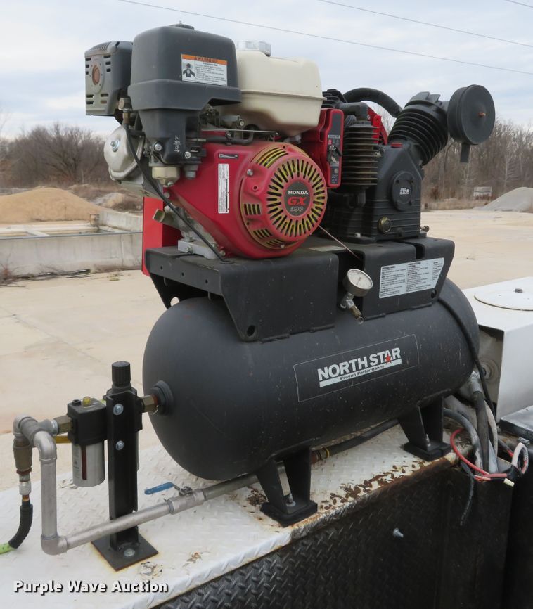 image for item DI2031 2003 International 4300 service truck with crane