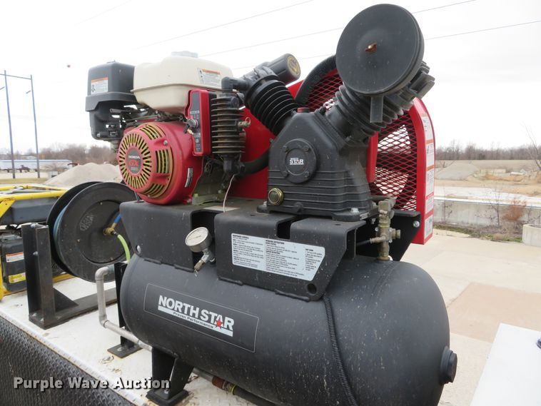 image for item DI2031 2003 International 4300 service truck with crane