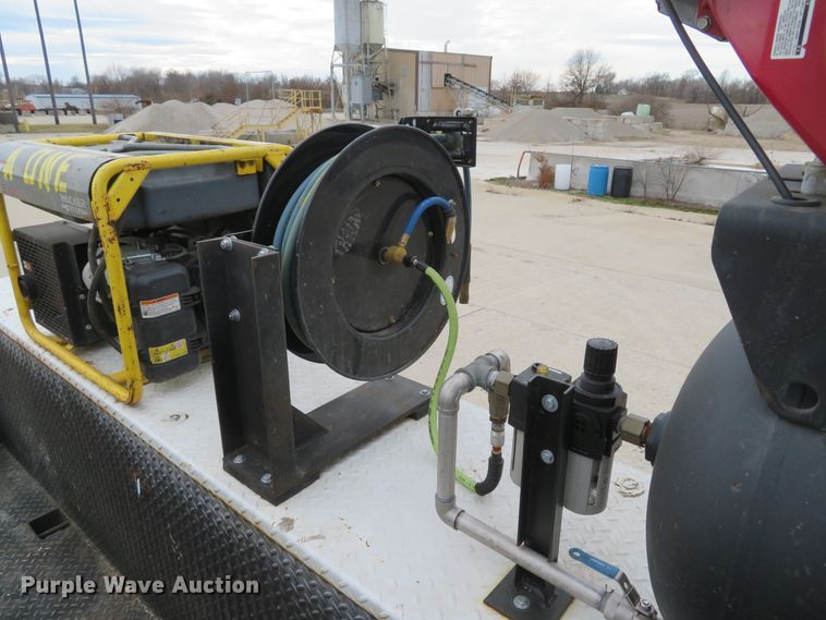 image for item DI2031 2003 International 4300 service truck with crane