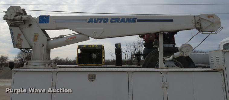 image for item DI2031 2003 International 4300 service truck with crane