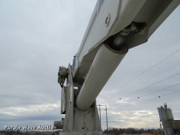 image for item DI2031 2003 International 4300 service truck with crane