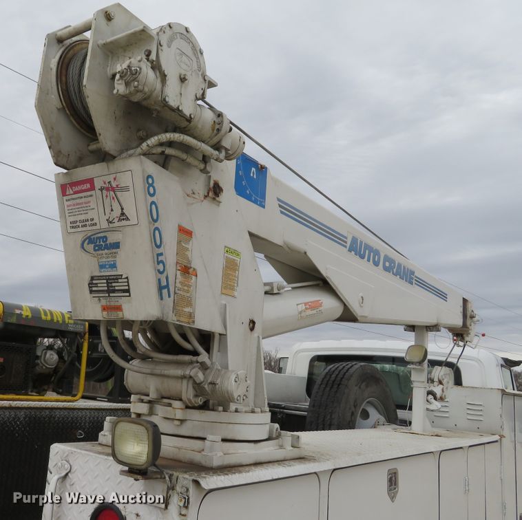 image for item DI2031 2003 International 4300 service truck with crane