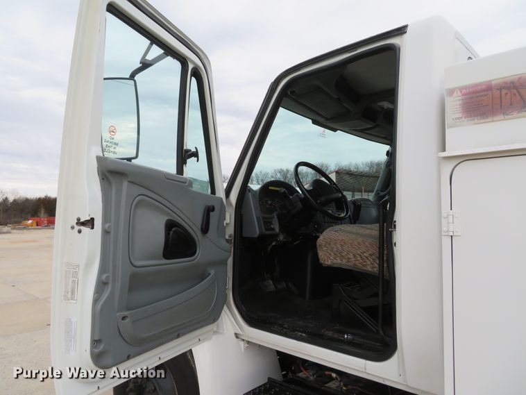 image for item DI2031 2003 International 4300 service truck with crane