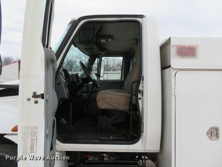 image for item DI2031 2003 International 4300 service truck with crane