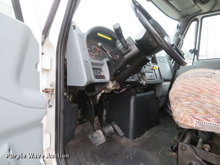 image for item DI2031 2003 International 4300 service truck with crane