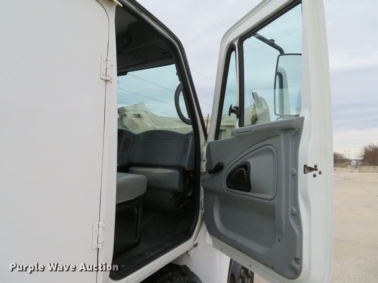 image for item DI2031 2003 International 4300 service truck with crane