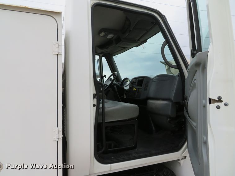 image for item DI2031 2003 International 4300 service truck with crane