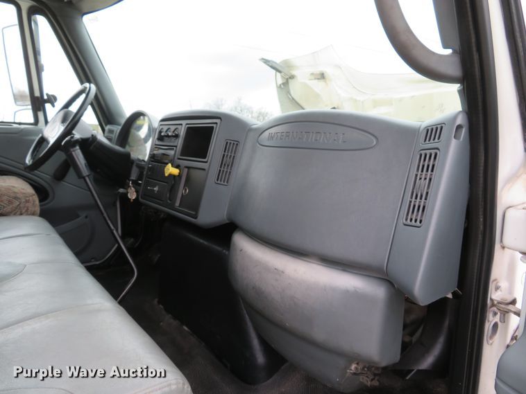 image for item DI2031 2003 International 4300 service truck with crane