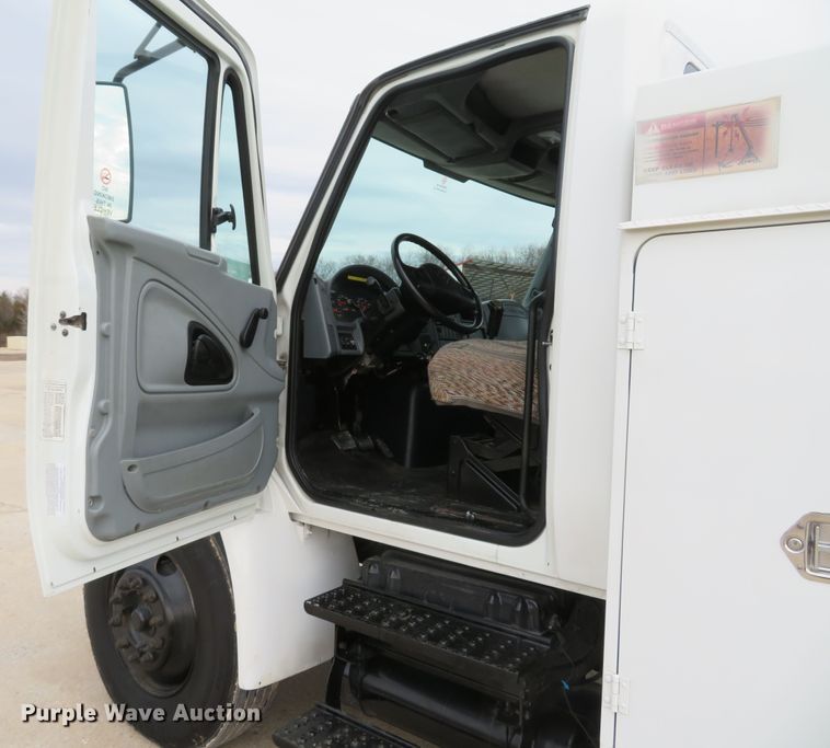 image for item DI2031 2003 International 4300 service truck with crane