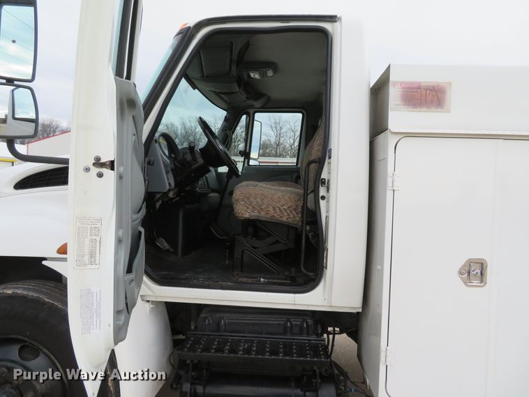 image for item DI2031 2003 International 4300 service truck with crane