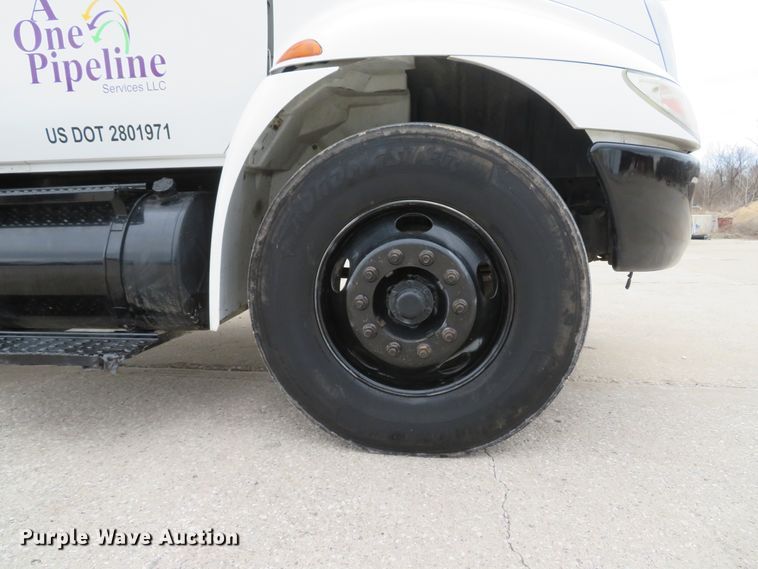 image for item DI2031 2003 International 4300 service truck with crane