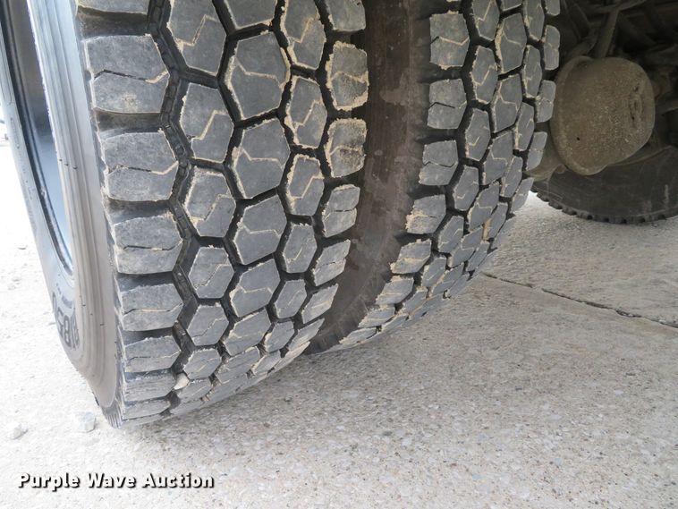 image for item DI2031 2003 International 4300 service truck with crane