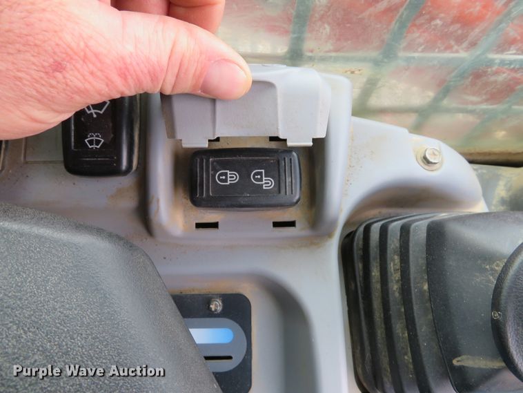 image for item DI2034 2016 Kubota SVL95-2S skid steer