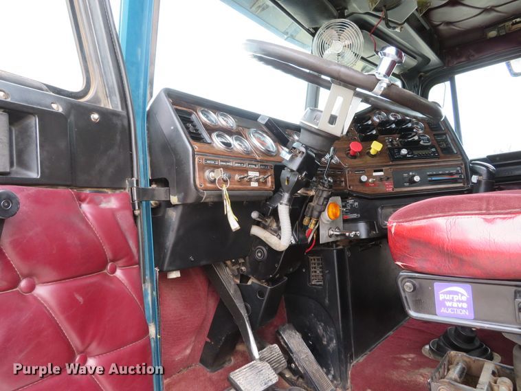 image for item DI2035 1995 Freightliner FLD semi truck