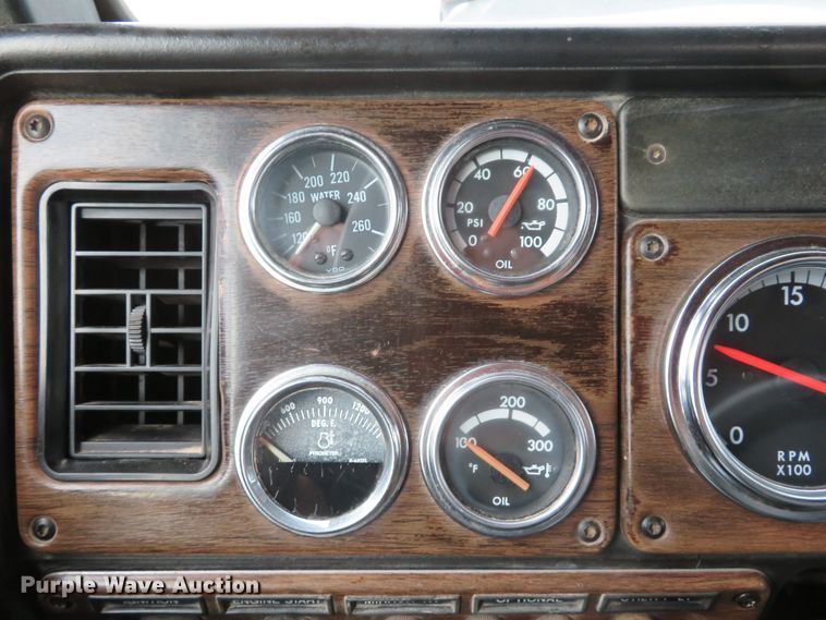 image for item DI2035 1995 Freightliner FLD semi truck