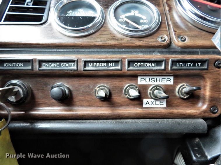 image for item DI2035 1995 Freightliner FLD semi truck