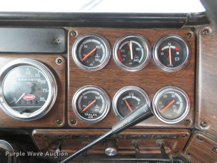 image for item DI2035 1995 Freightliner FLD semi truck