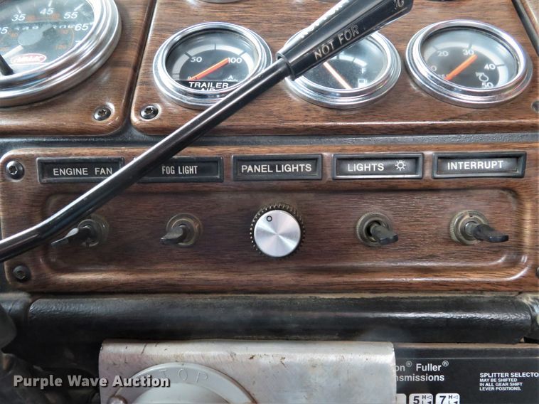 image for item DI2035 1995 Freightliner FLD semi truck