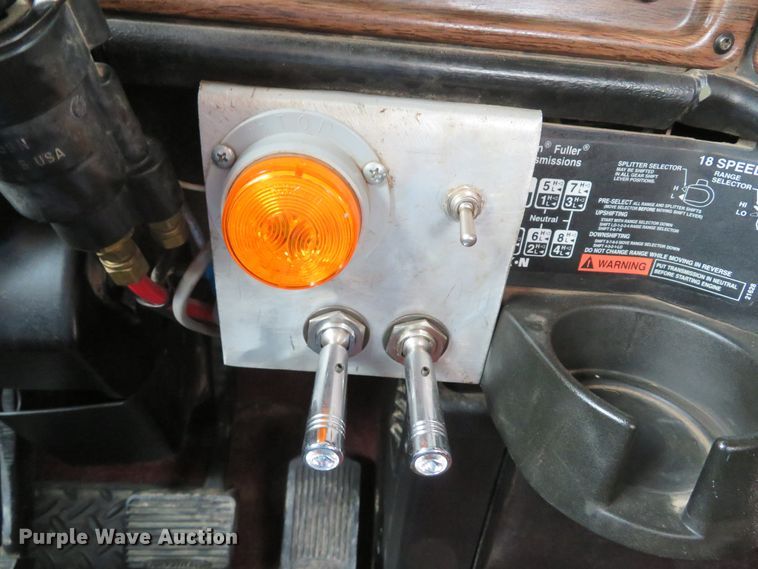 image for item DI2035 1995 Freightliner FLD semi truck