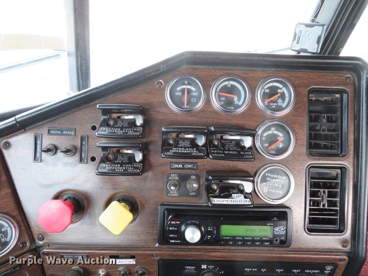 image for item DI2035 1995 Freightliner FLD semi truck