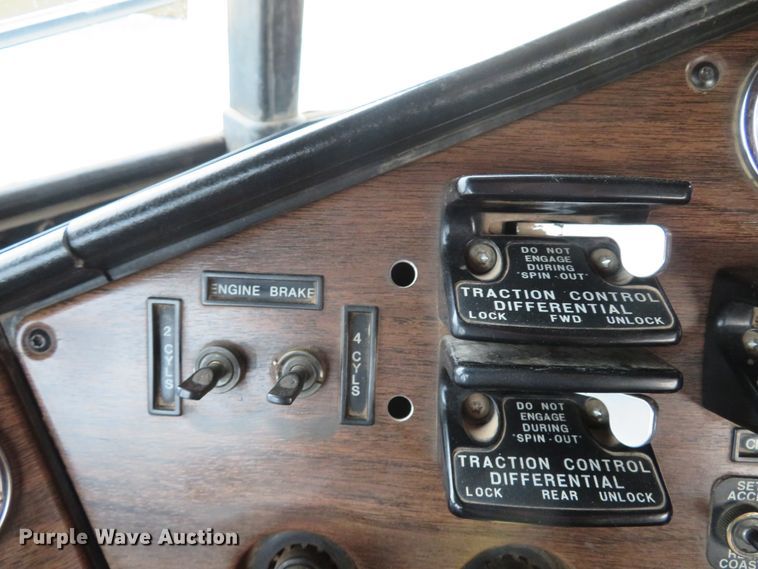 image for item DI2035 1995 Freightliner FLD semi truck