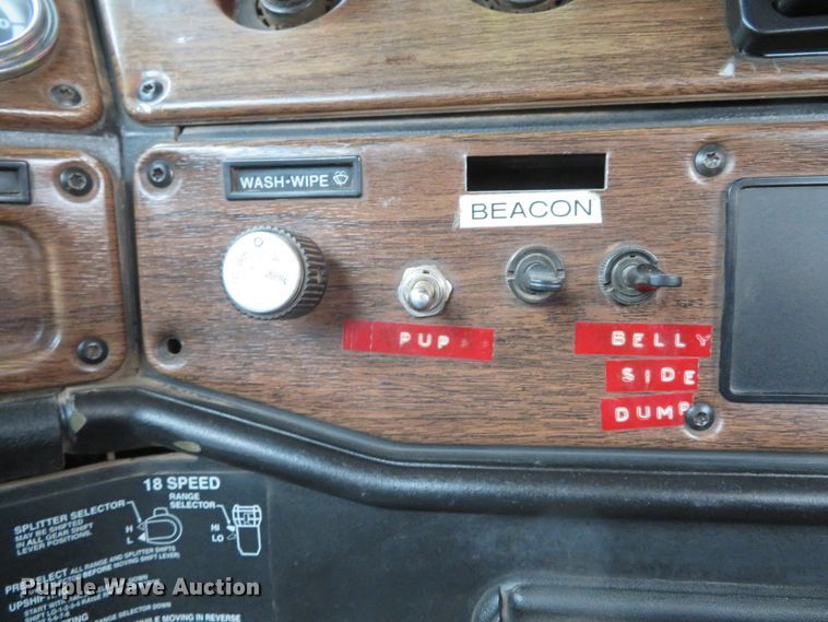 image for item DI2035 1995 Freightliner FLD semi truck