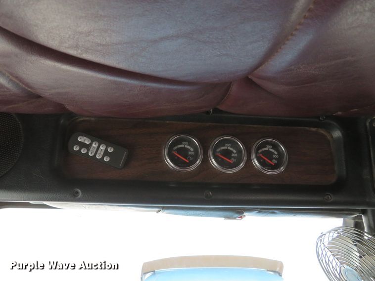 image for item DI2035 1995 Freightliner FLD semi truck