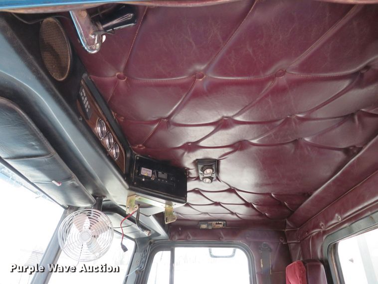 image for item DI2035 1995 Freightliner FLD semi truck