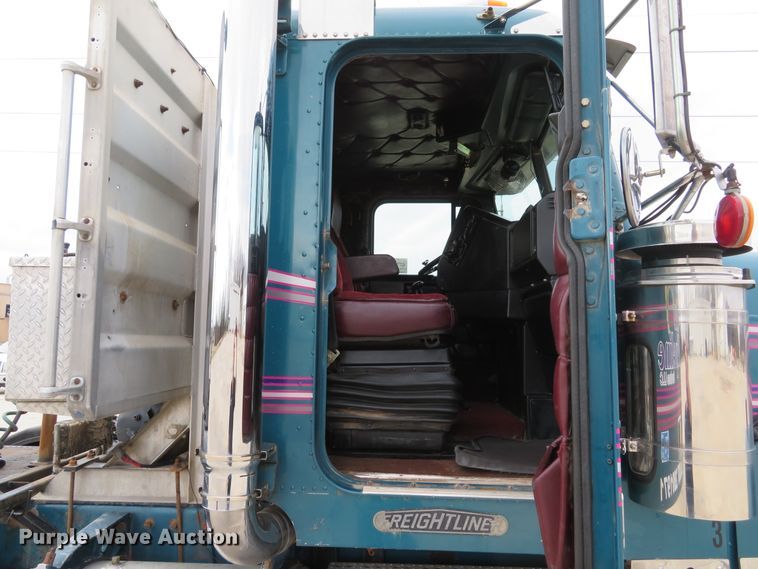 image for item DI2035 1995 Freightliner FLD semi truck