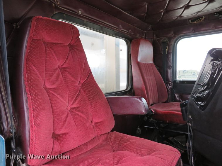 image for item DI2035 1995 Freightliner FLD semi truck